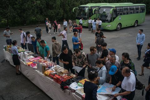Toeristen kopen souvenirs tijdens een rustpauze tussen Pyongyang en Kaesong