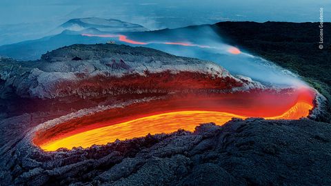 De Italiaan Luciano Gaudenzio fotografeerde deze lavastroom die uit een spleet op de vulkaan Etna opwelt Zijn foto won de hoofdprijs in de categorie milieus op aarde Om het tafereel te kunnen fotograferen trokken Luciano en zijn collegas meerdere uren te voet over de noordflank van de vulkaan