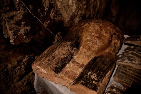 Een fragment van een verguld Egyptisch dodenmasker werd onlangs ontdekt in een 3500 jaar oud graf op de westelijke Nijloever bij Luxor
