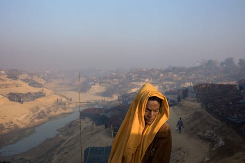 Een Rohingyavluchteling ontsnapt aan een terreurcampagne van het Birmese leger in Myanmar staat op een plateau bij haar hut in een pas aangelegd gedeelte van het Kutupalongkamp De meeste Rohingya die in dit gedeelte wonen zijn hier onlangs aangekomen