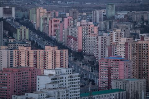 Hoge woontorens markeren dit deel van de skyline van Pyongyang De hoofdstad telt tweenhalf miljoen inwoners oftewel tien procent van de bevolking van NoordKorea
