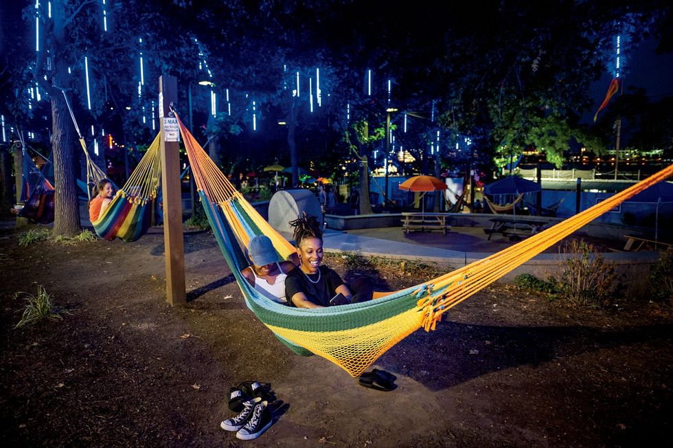 Spruce Street Harbor Park werd in 2014 geopend en is een geslaagd symbool van de vernieuwing van de kade van de Delaware De inwoners komen in het gratis park ontspannen in de tientallen kleurrijke hangmatten