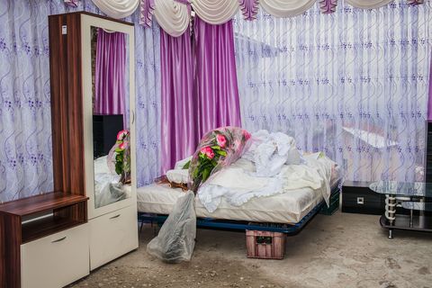 Letve Osmanova en Refat Rvdikov hun slaapkamer en woonkamer sets staan buiten op de eerste dag van hun bruiloft Deze kamers worden uitgebreid gedecoreerd om de rijkdom van de familie van de bruid te laten zien