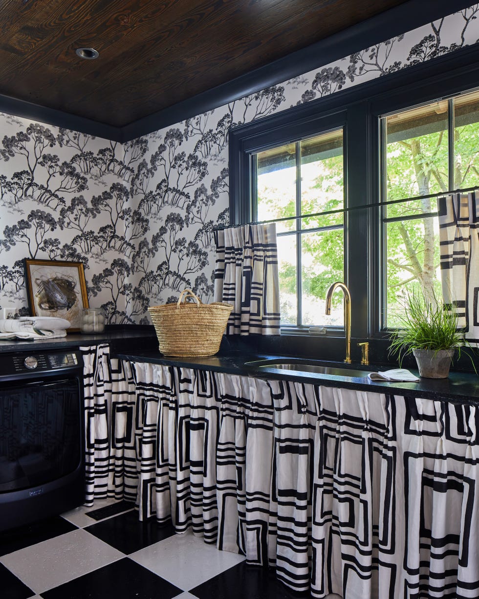 lineas elegantes, piezas de diseno y sobre todo el negro definen este proyecto que desafia las normas