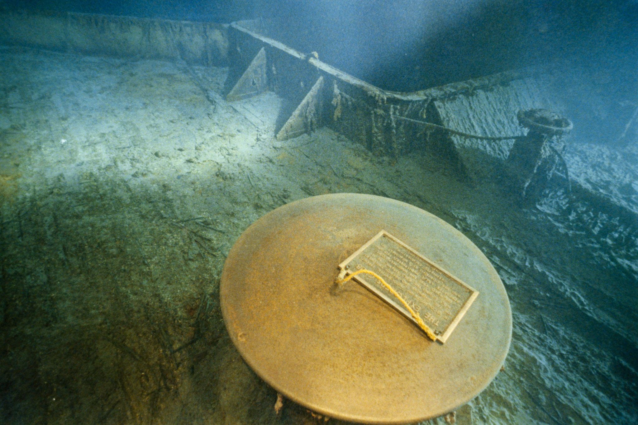 In 1986 lieten Bob Ballard en de Explorers Club een herdenkingsplaquette achter op het dek van de gezonken Titanic
