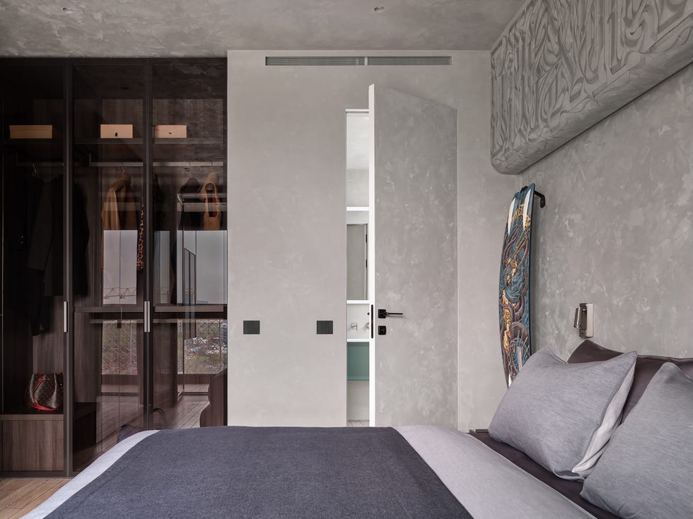 apartamento con isla de cocina escultorica, arte personalizado y soluciones funcionales a medida