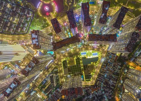Een ensemble van gebouwen en wegen in Ho Chi MinhStad een stad van negen miljoen inwoners doet denken aan een elektronische printplaat