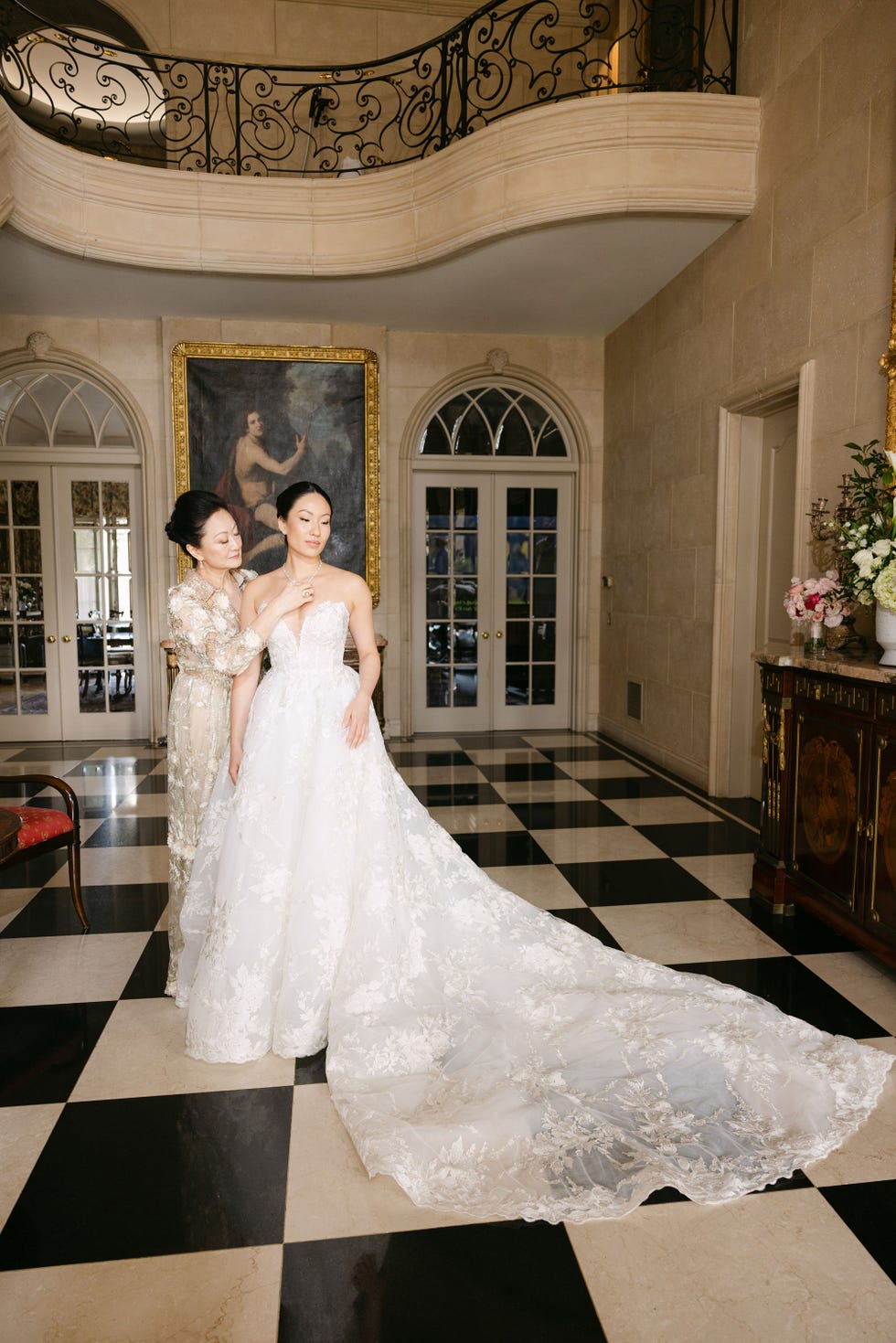 una sposa sta con sua madre