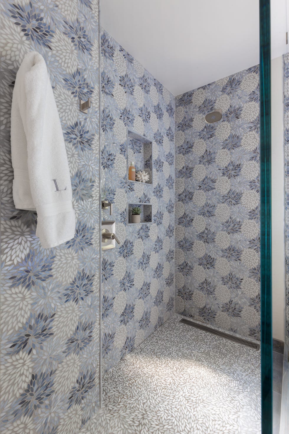 24 Creative Blue and Green Tiled Bathrooms - Best Tiled Bathroom Ideas