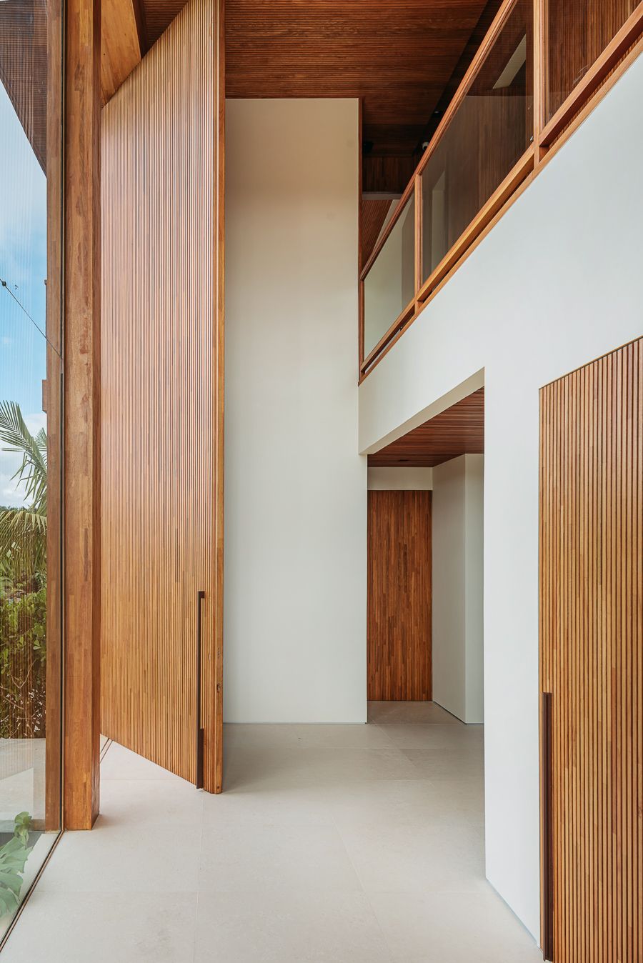 Una casa de madera de diseño moderno con piscina y porche