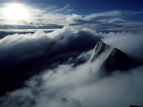 Mist bedekt de top van de Gunung Kinabalu een 4101 meter hoge berg in het noordwesten van OostMaleisi De Kinabalu die ooit bekend stond als de St Peters Mount is de hoogste berg in de Indische archipel