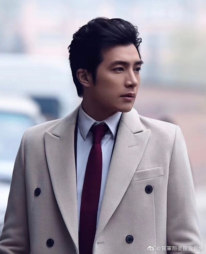 Suit, Forehead, White-collar worker, Hairstyle, Chin, Formal wear, Outerwear, Blazer, Coat, Long hair, 