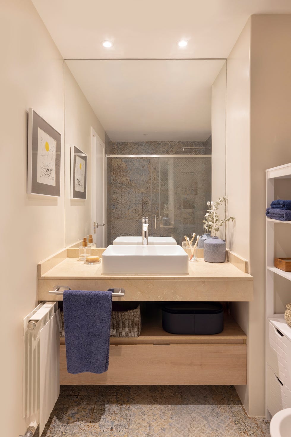 mueble de baño de mármol y madera