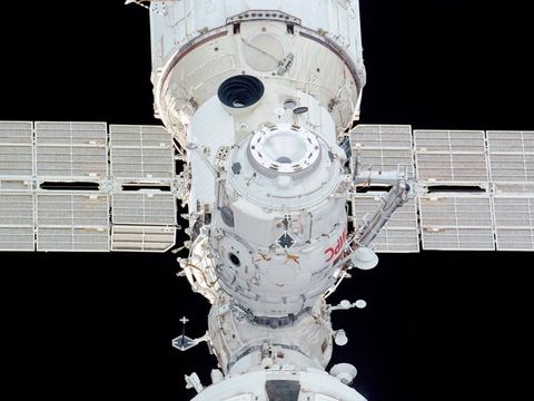 Een bemanningslid aan boord van de spaceshuttle Endeavour maakte deze foto van het aankoppelen van de Pirsmodule aan het International Space Station Het compartiment heeft twee hoofdfuncties als aandoksluis voor transport en bevoorradingsvaartuigen en als luchtsluis voor ruimtewandelingen
