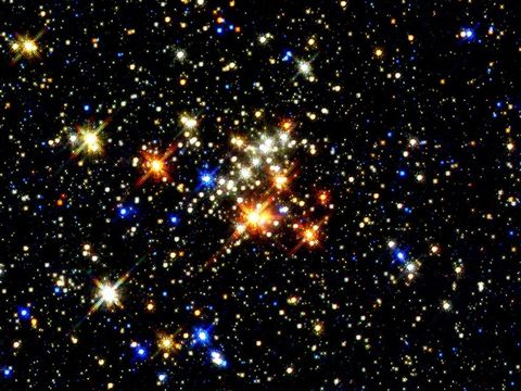Deze opname van de ruimtetelescoop Hubble is de duidelijkste observatie van de Vijfling een compacte sterrenhoop van jonge sterren op 25000 lichtjaar van de Aarde De Vijfling staat op slechts honderd lichtjaar van het centrum van de Melkweg en die positie betekent dat hij in slechts een paar miljoen jaar uit elkaar zal worden getrokken