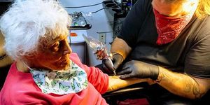 ミシガン州で暮らすドロシー・ポラックさんは、御年103歳。彼女は“人生のやりたいことリスト”を考えながら日々を過ごしているそう。そのうちのひとつが…タトゥーを入れること！ 新型コロナウイルスのロックダウン後、老人ホームを退所したドロシーさんはカエルのタトゥーを入れると決断したという。