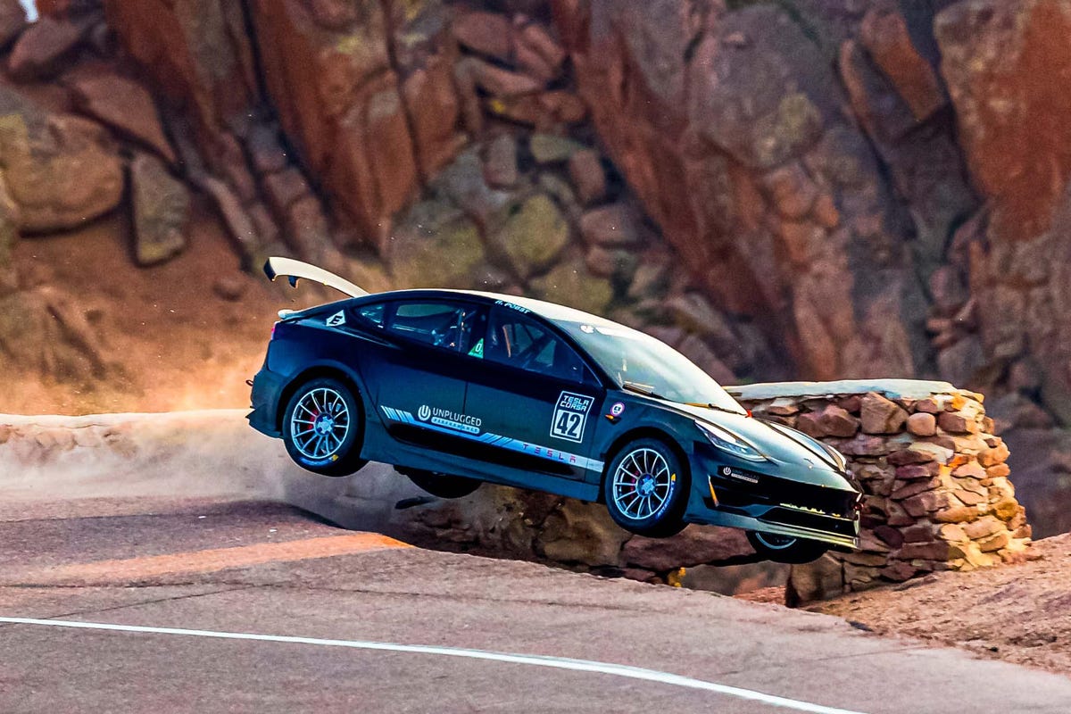 Video Two Teslas Crash at Pikes Peak, One Driver Hurt