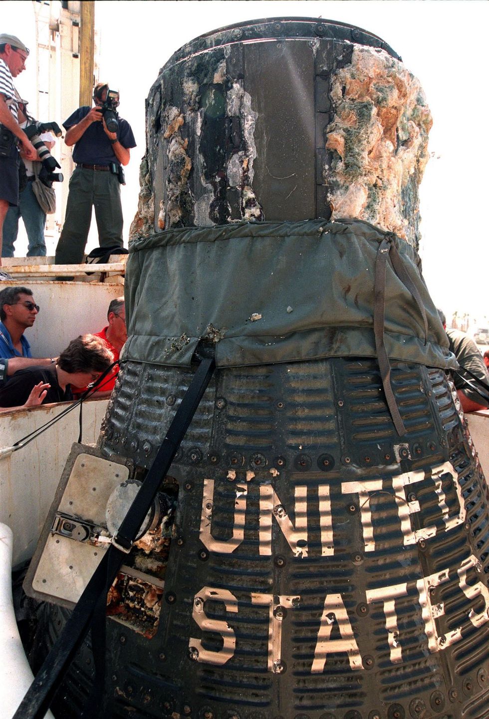 De Liberty Bell 7capsule werd in 1999 op een diepte van zon 4800 meter geborgen De capsule lag daarmee aanzienlijk dieper dan deTitanic In de capsule lagen nog voorwerpen zoals het reddingsmes van Grissom zeven herdenkingsmunten en een intacte ongebruikte reddingssloep