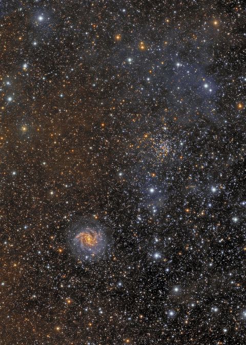 Deze foto toont de diversiteit aan hemellichamen die aan de nachthemel is te zien waaronder de open sterrenhoop NGC 6939 en het sterrenstelsel NGC 6949 met de supernova SN 2017 EAW