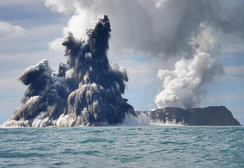 Hoewel er op land ontelbare vulkanen verrijzen liggen nog veel meer vuurbergen onder de zee Een fotograaf legde in maart 2006 een uitbarsting van deze onderzeese berg voor de kust van Tonga vast een van de 36 vulkanen in dit gebied die onder de zeespiegel liggen