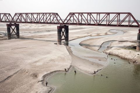 Aan de grens met Bangladesh valt de Ganges elk jaar tijdens het droge seizoen droog als gevolg van de afsluiting van de Farakkastuwdam bij de grens met India