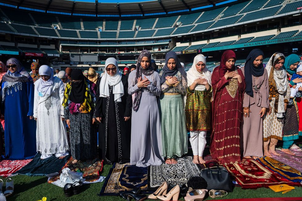 Op EidalFitr de feestdag die het einde van de Ramadan markeert bidden moslimas in het Angel Stadium in Anaheim Californi