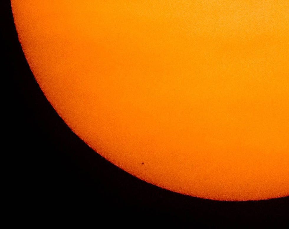 Mercurius is vanuit de Amerikaanse stad Washington te zien als een klein silhouet laag in het midden terwijl de planeet op 11 november voor de zon langs passeert De laatste keer dat dit gebeurde was in 2016 De volgende keer is pas in 2032