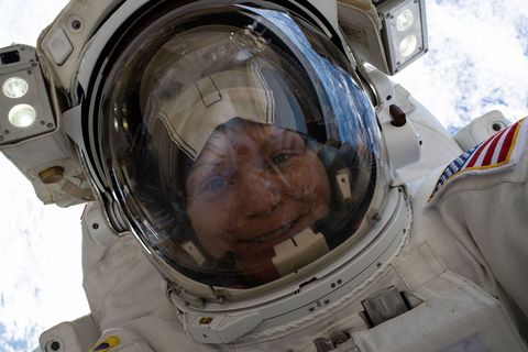 Tijdens een circa zes uur durende ruimtewandeling om de stroomvoorziening van het ISS te upgraden op 22 maart 2019 nam astronaute Anne McClain deze ruimteselfie op een hoogte van 418 kilometer boven de aarde