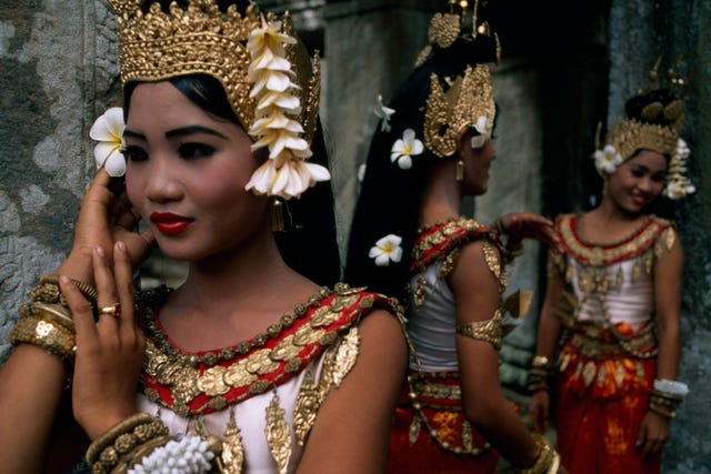 Leden van de traditionele Khmer dansgroep wachten tot ze op mogen treden voor de toeristen In 2000 rapporteerde National Geographic dat sommige Cambodjanen hun cultuur heroverden jaren nadat de Rode Khmer het ze met geweld had afgenomen