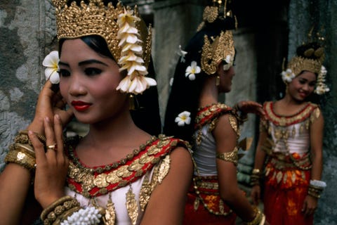 Leden van de traditionele Khmer dansgroep wachten tot ze op mogen treden voor de toeristen In 2000 rapporteerde National Geographic dat sommige Cambodjanen hun cultuur heroverden jaren nadat de Rode Khmer het ze met geweld had afgenomen
