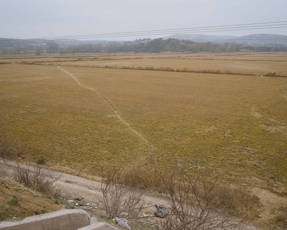 Vluchtelingen groeven een pad in het veld tussen het Idomenikamp en een weg die Griekenland en Macedoni verbindt