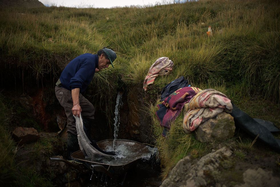 Hilario Mallqui Palacio wast kleren in een beekje aan de rand van Cerro de Pasco Hij woont in het stadscentrum maar heeft daar geen stromend water