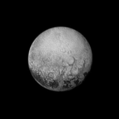 Op 11 juli 2015 wierp New Horizons tijdens zijn laatste vlucht langs Pluto nog nmaal een blik op de zijde die naar Charon is gericht Op een afstand van vier miljoen kilometer van Pluto biedt deze foto een gedetailleerd beeld van de polygonen