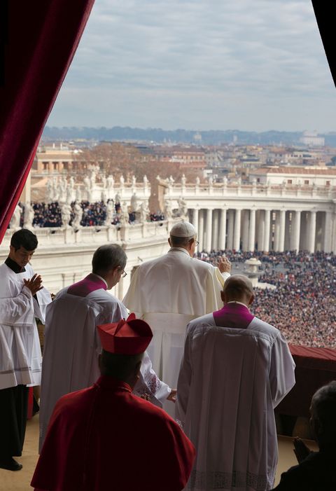 Vanaf het balkon van het Vaticaan spreekt Franciscus de menigte toe op het SintPietersplein bij de traditionele pauselijke Urbi et Orbi toespraak op eerste kerstdag