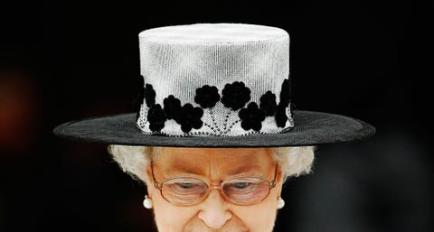 Ik ben vast de enige die altijd een hoed draagt schreef de koningin naar de koninklijke hoedenmaker Philip Somerville die tot zijn dood in 2014 haar een kwart eeuw van hoeden had voorzien Hier zie je haar in 2009