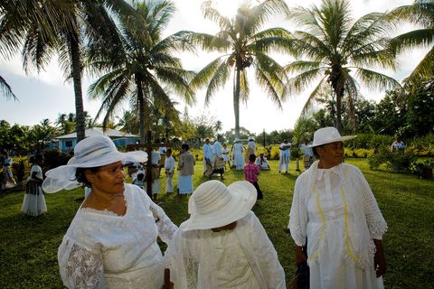 Leden van de Kerk van Tonga komen bijeen om naar een toneelstuk over Pasen te kijken Tonga is een overwegend christelijk land waar alle bedrijven sluiten op zondag