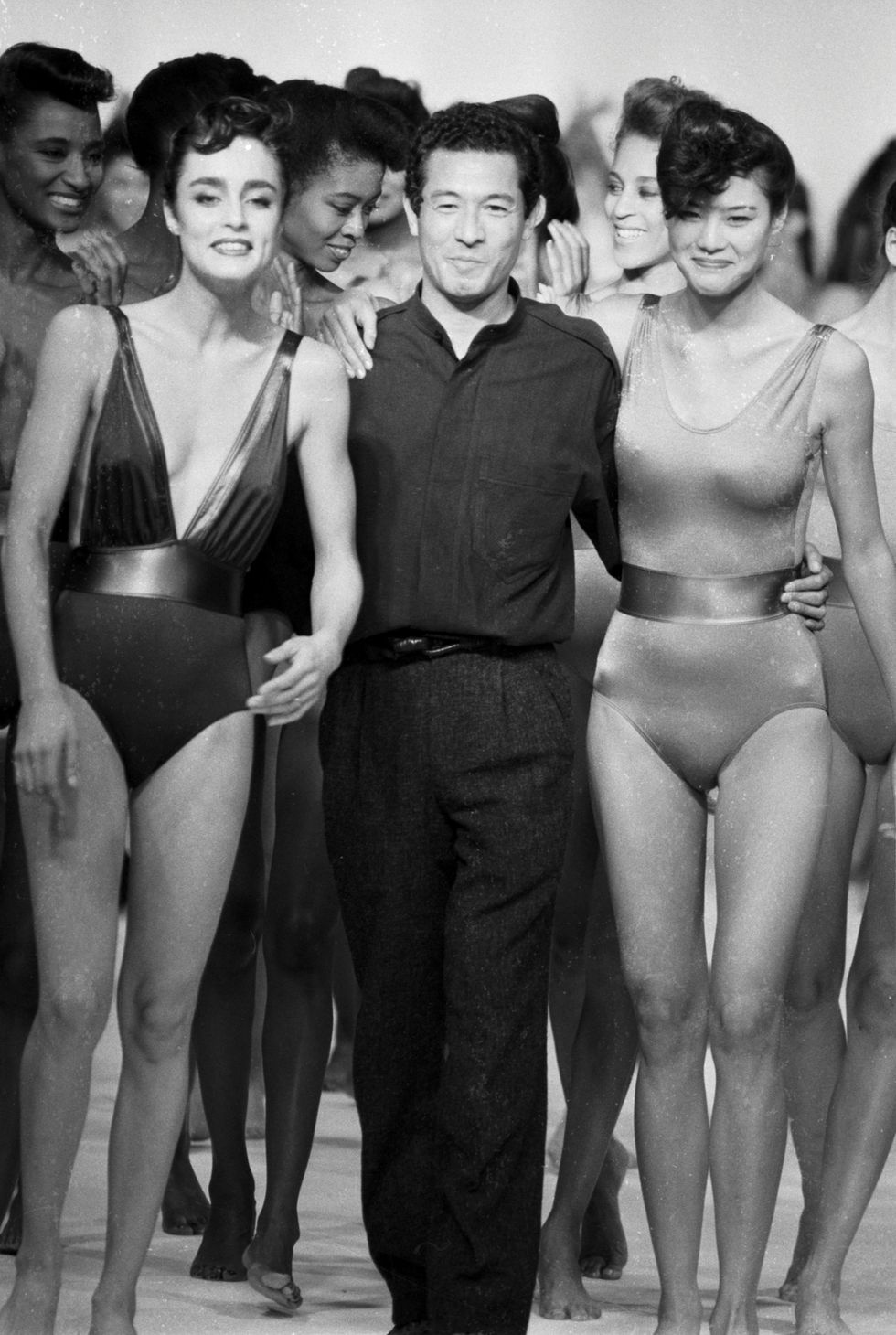 le couturier issey miyake et ses mannequins lors de son défilé pour la collection prêt à porter printempsété 1983 à paris en octobre 1982, france photo by daniel simongamma rapho via getty images