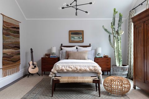 girls bedroom, guitar, hanging wall art, rug, ottoman