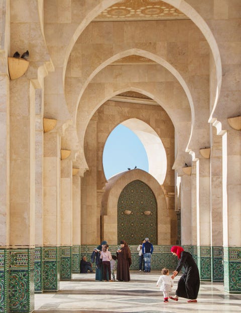 Bezoekers lopen door de Hassan IIMoskee een van s werelds grootste moskeen De minaret van de moskee is de hoogste ter wereld het bouwwerk is meer dan 200 meter hoog en staat pal naast de Atlantische Oceaan Bekijk nog enkele van de mooiste moskeen ter wereld