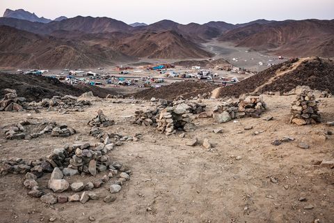 Wanneer ze de top van de berg Humaithera hebben bereikt stapelen mensen stenen op elkaar en vragen ze God een reis naar Mekka of het bouwen van een huis mogelijk te maken