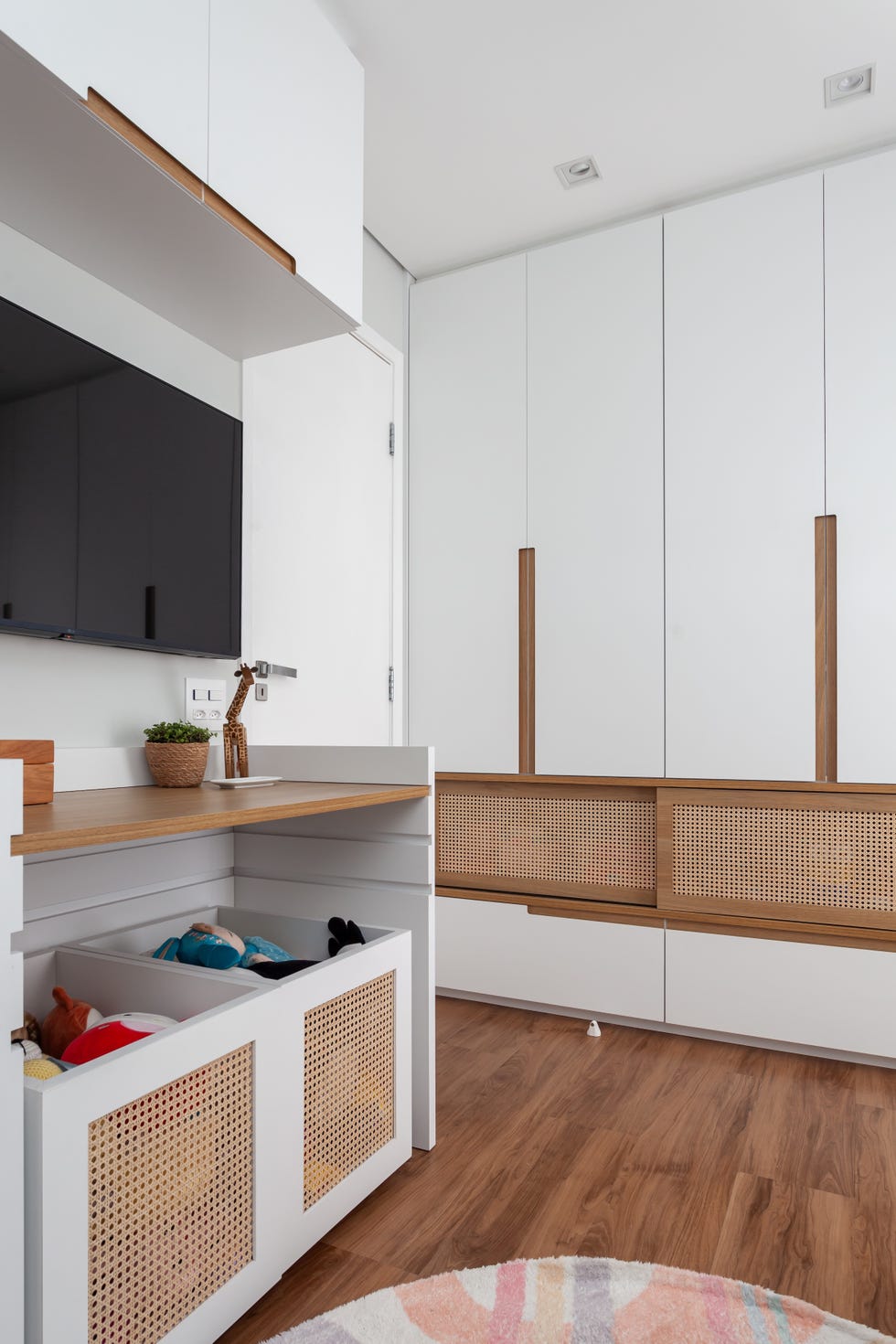 despues de unos anos, esta familia reformo su casa de 100 metros abriendo la cocina e incorporando el balcon al salon