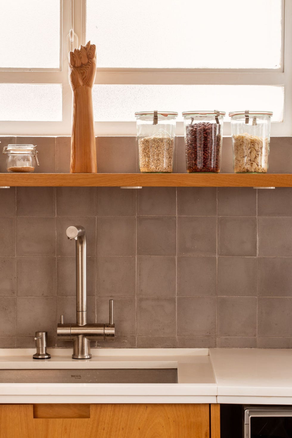 celosias en la cocina y una puerta roja, la reforma de este apartamento conecta funcionalidad y diseno