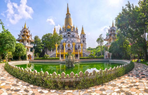 Buu Longpagode VietnamOp 45 minuten ten oosten van Ho Chi Minhstad staat de Bu Longpagode gelegen aan de rivier Gebeeldhouwde draken kronkelen langs de tempeltrappen omlaag en in een turkooizen vijver worden de witte muren en gouden torens van de tempel gereflecteerd De Gotama Cetiyastoepa van de pagode herbergt bekende relieken waaronder arra Dit zijn kleine parels of kristallen kralen die overblijven na de crematie van de meest verlichte boeddhistische meesters