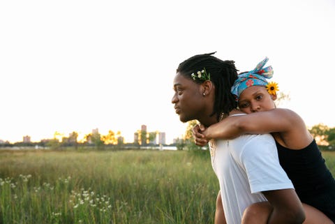 CHICAGO VERENIGDE STATENIn 2017 reisden Veasna Johnson rechts en haar vriend Anthony Okocha vanuit Evanston naar Chicago om de eerste zomerdag te vieren in de Montrose Beach Dunes Ik vond dat deze twee jonge geliefden die onder de bomen gingen picknicken en samen bloemen gingen plukken het zomergevoel zo perfect belichaamden vertelt fotograaf Jenn Emerling