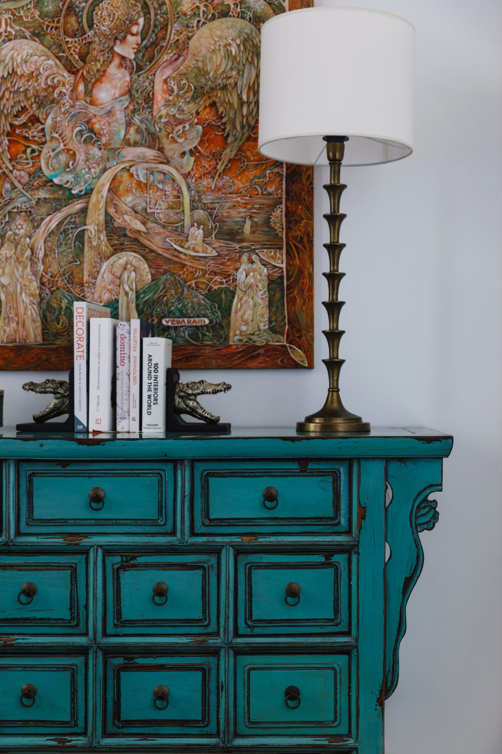 casa reformada e inspirada en la personalidad de su propietaria con piezas vintage, textiles expresivos y colores intensos