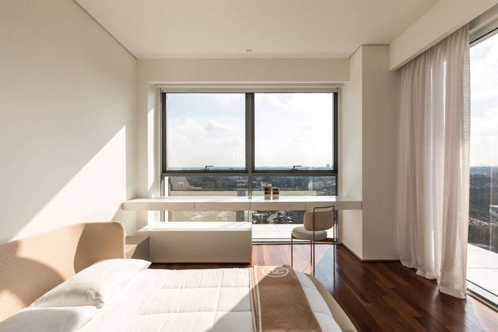 casa de 540 metros con ventanales de suelo a techo, espacios abiertos y lineas limpias tras una reforma estructural