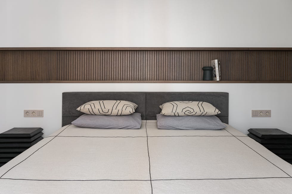 diseñada por pinteriors, esta casa combina líneas puras, curvas suaves y una paleta clara con texturas naturales, logrando un interior funcional, acogedor y lleno de detalles cuidados.