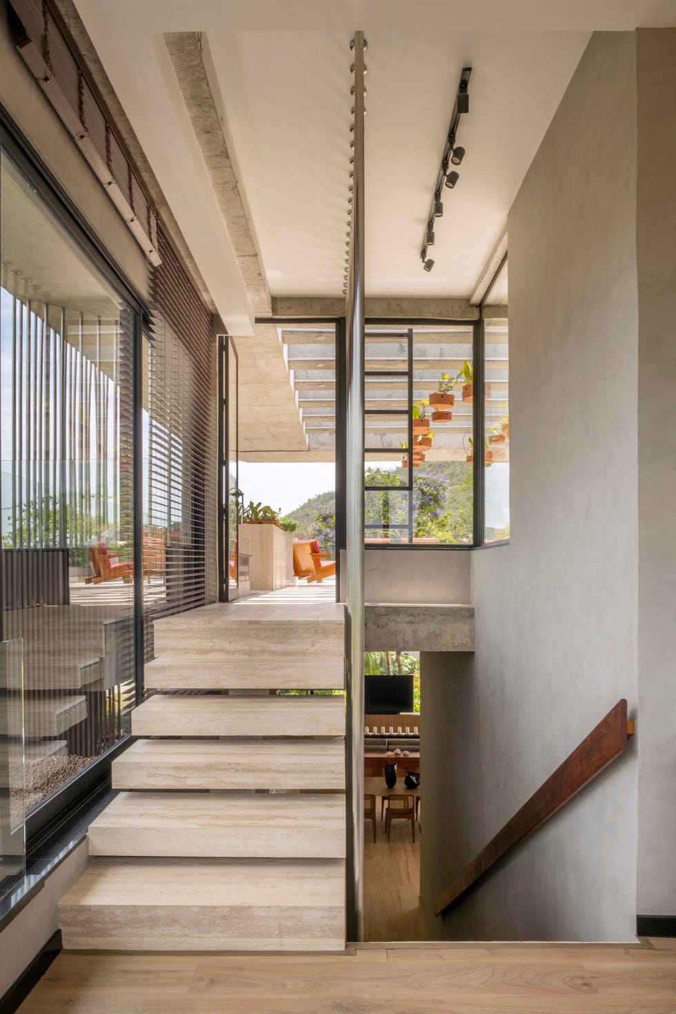 casa de hormigon con piscina que combina estructura brutalista, ventilacion cruzada y diseno tropical a medida