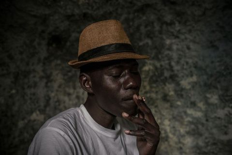 Mbacke die om economische redenen in een grot woont rookt in zijn woning