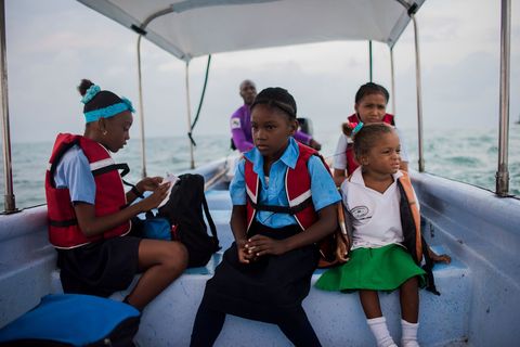 Op Santa Cruz del Islote staat de enige school in de omgeving Daarom komen kinderen van naburige eilanden iedere ochtend per boot aan om les te krijgen